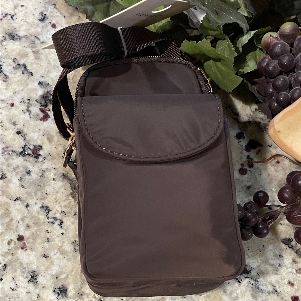 NWOT Sleek Brown Belt Bag for Women and Men 2 deep top zip sections w 1 side Adj